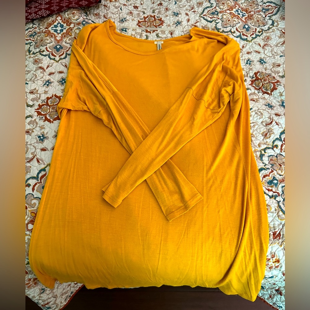 Yellow long sleeve picko top